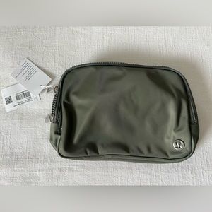 Lululemon everywhere 2L belt bag Grey Sage